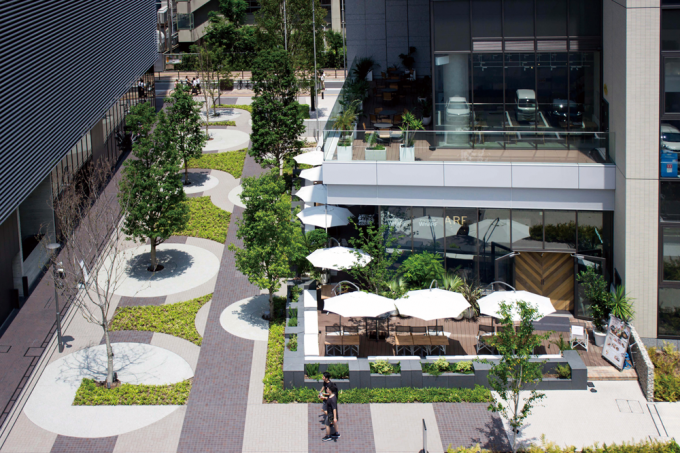 隣接するオープンスペースと多目的広場による緑地空間